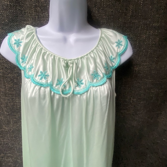 JC Penney Embroidered Gown Housecoat Set - Picture 5 of 16